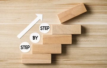 バックキャスティングとは？ 事例や実践方法、フォアキャスティングとの違いを解説