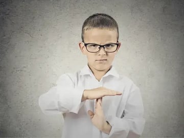 チョコ停とは？ドカ停との違いや現場への影響、原因と対策を解説
