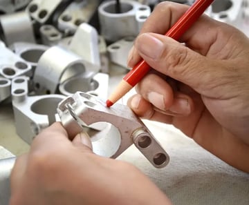 製造業の品質検査とは具体的に何をするのか？品質管理や品質保証との関係も解説