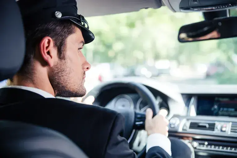 自動運転トラックの現状とは？隊列走行の課題やメリットもご紹介